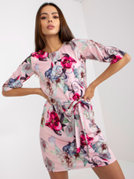 Jasnoróżowa krótka sukienka koktajlowa z paskiem 