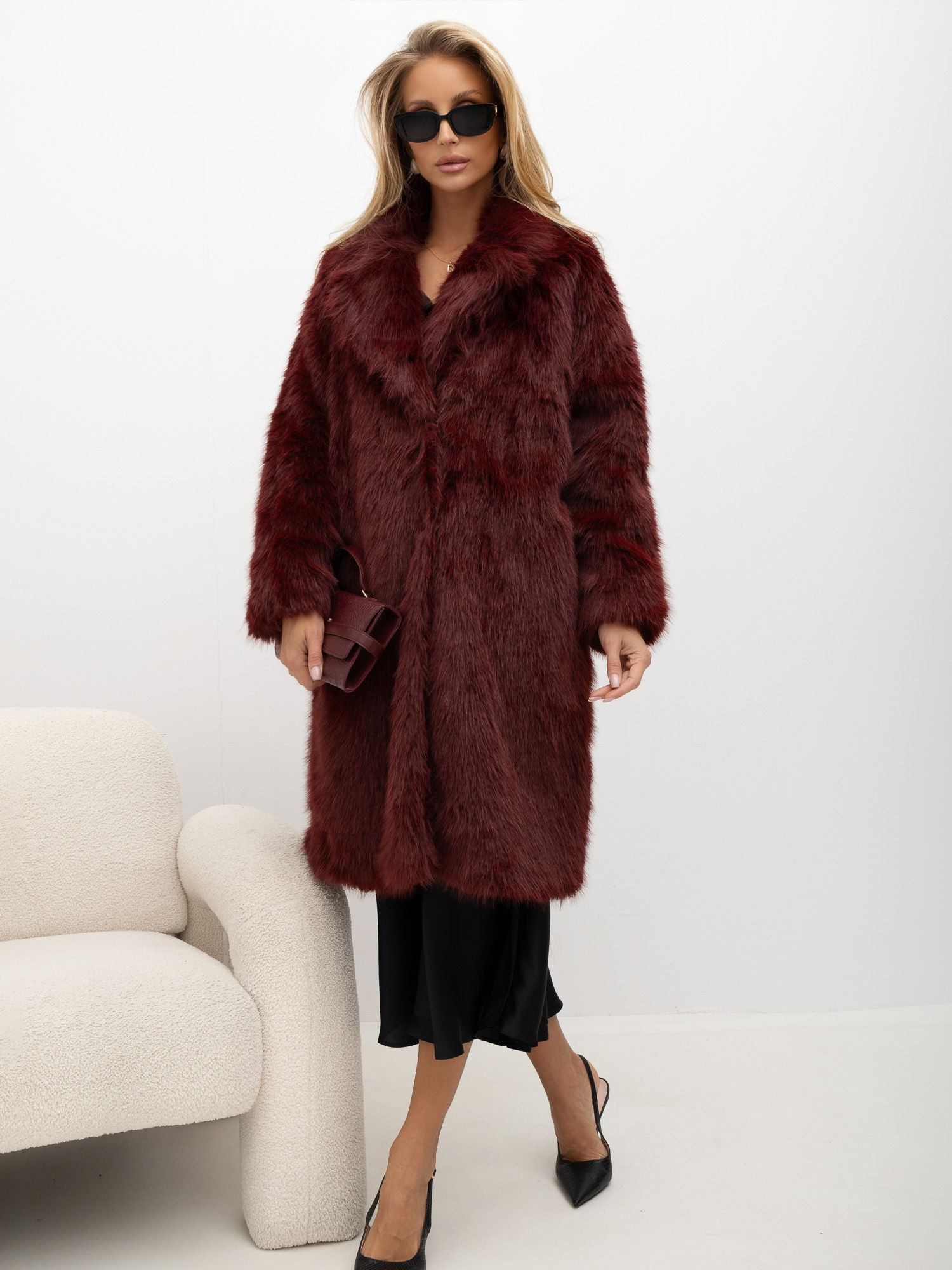 Bordowe ekologiczne futro z szerokimi klapami