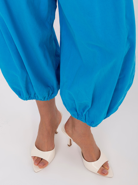 Niebieskie sztruksowe spodnie parachute z nogawką 7/8