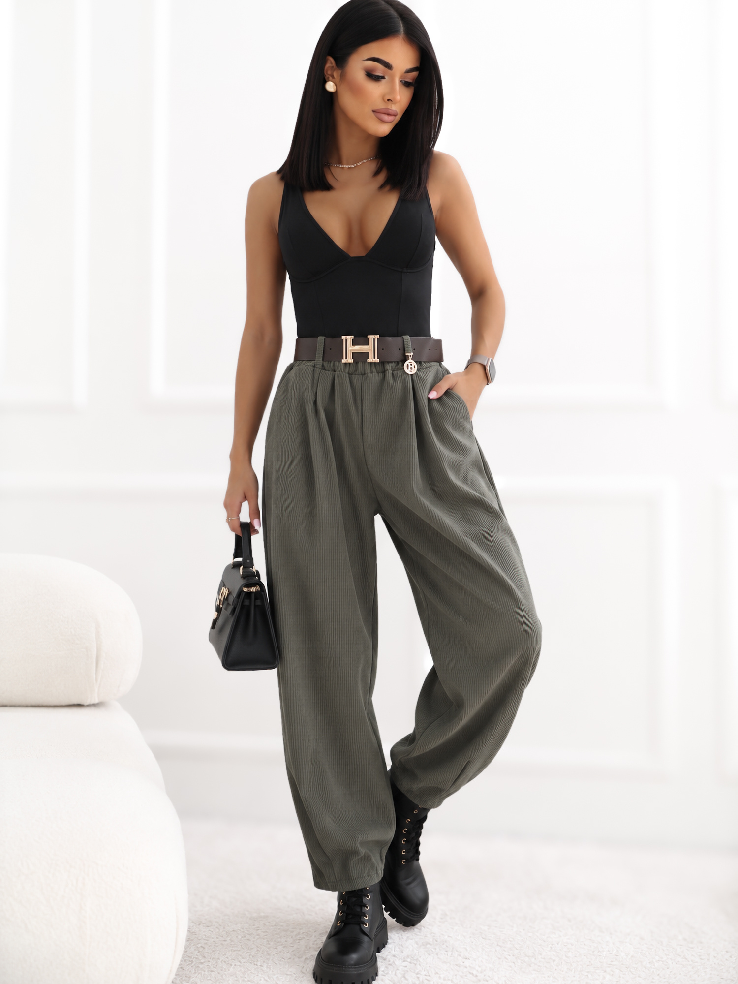 RUE PARIS Khaki Karottenhose aus Cord mit Gürtel.