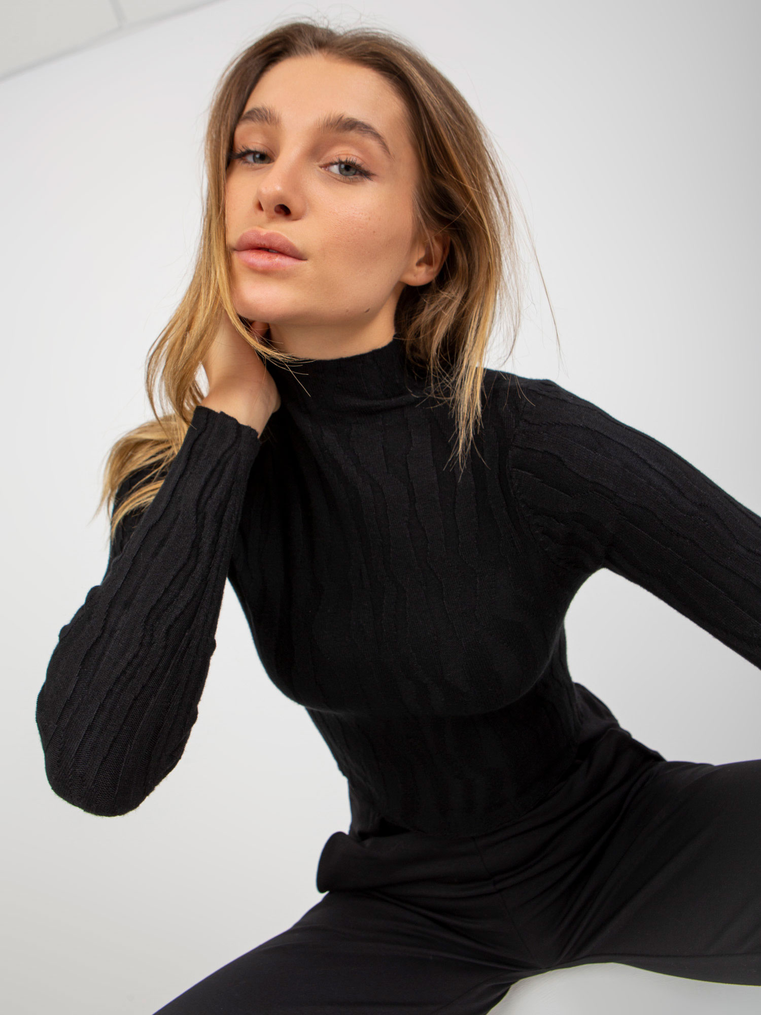 Hurtownia Czarny krótki sweter ze stójką z wiskozą 