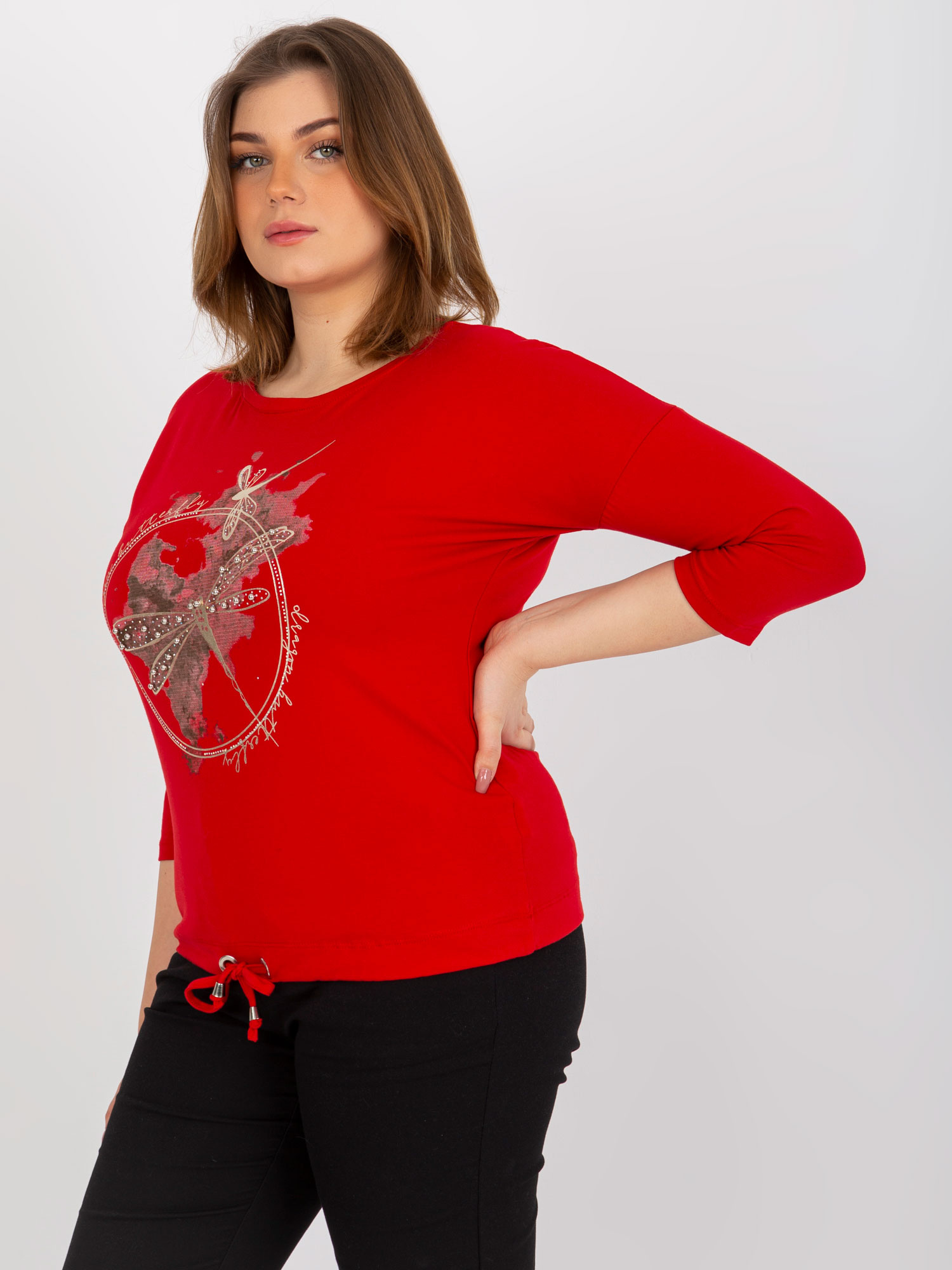 Czerwona bluzka plus size z rękawem 3/4 i nadrukiem