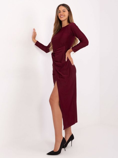 Bordowa wieczorowa sukienka z ozdobnym elementem