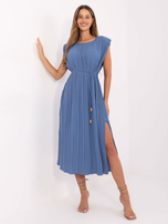 Schmutzigblaue plissierte Kleid mit Gürtel.
