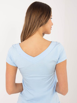 Jasnoniebieska bluzka basic z dekoltem V RUE PARIS 