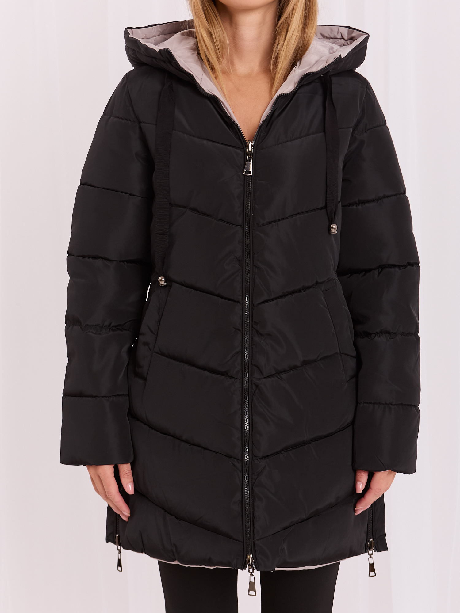 Hurt schwarz-beige wendbare Winterjacke mit Kapuze.