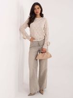 Jasnobeżowa dopasowana bluzka z koronką