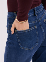 Dunkelblaue Damen Mom Jeans mit geradem Bein.