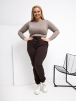 Čokoládové kalhoty plus size se stahovacími gumičkami.