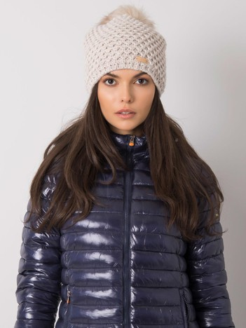 Beige Wintermütze mit Pompon.