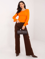 Pomarańczowa bluzka z ozdobnymi różami