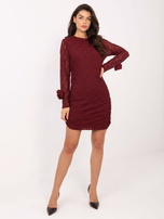 Burgundowa dopasowana sukienka z koronki