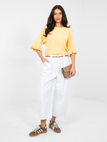 Białe jeansy z materiałowym paskiem RUE PARIS 