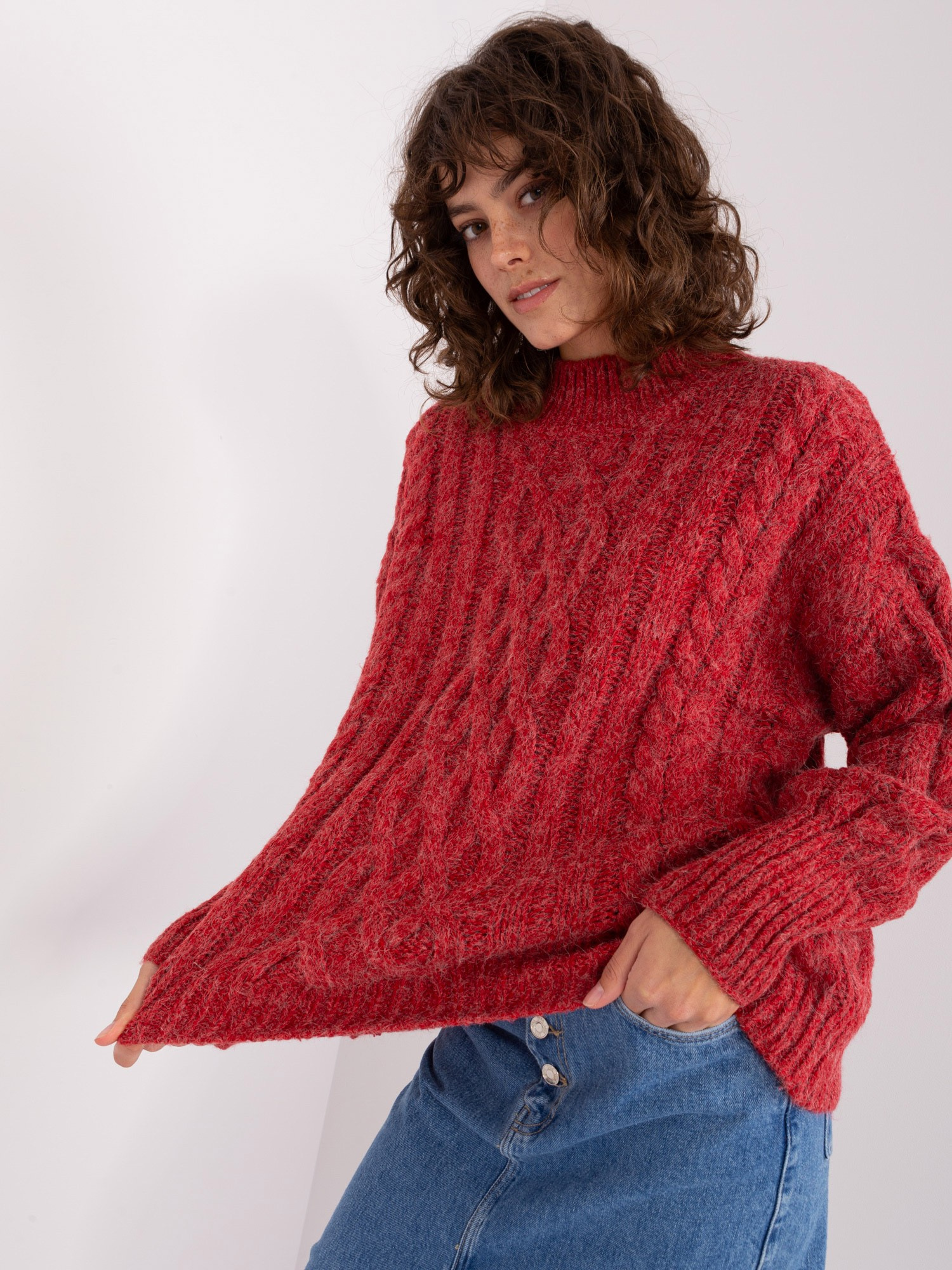 Ciemnoczerwony sweter z warkoczami i ściągaczami