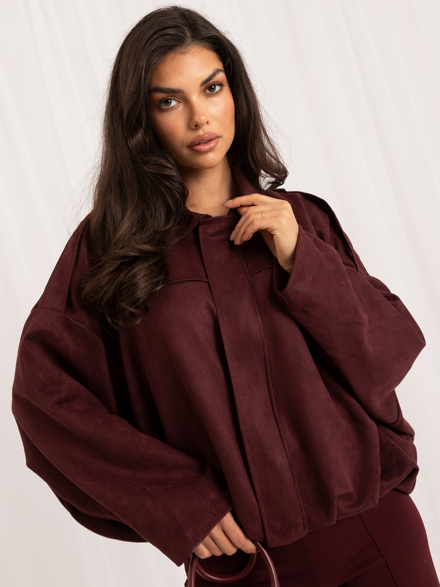 Burgundová dámska bomberová bunda z imitácie semišu.
