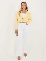 Jasnożółta krótka marynarka z broszką 