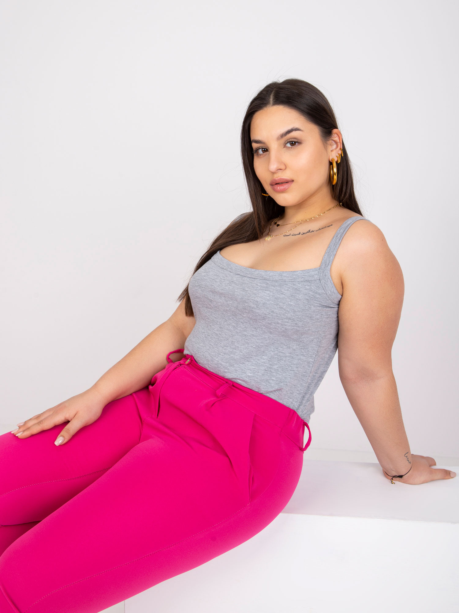 Sivý top plus size na ramienkach Scarlette.