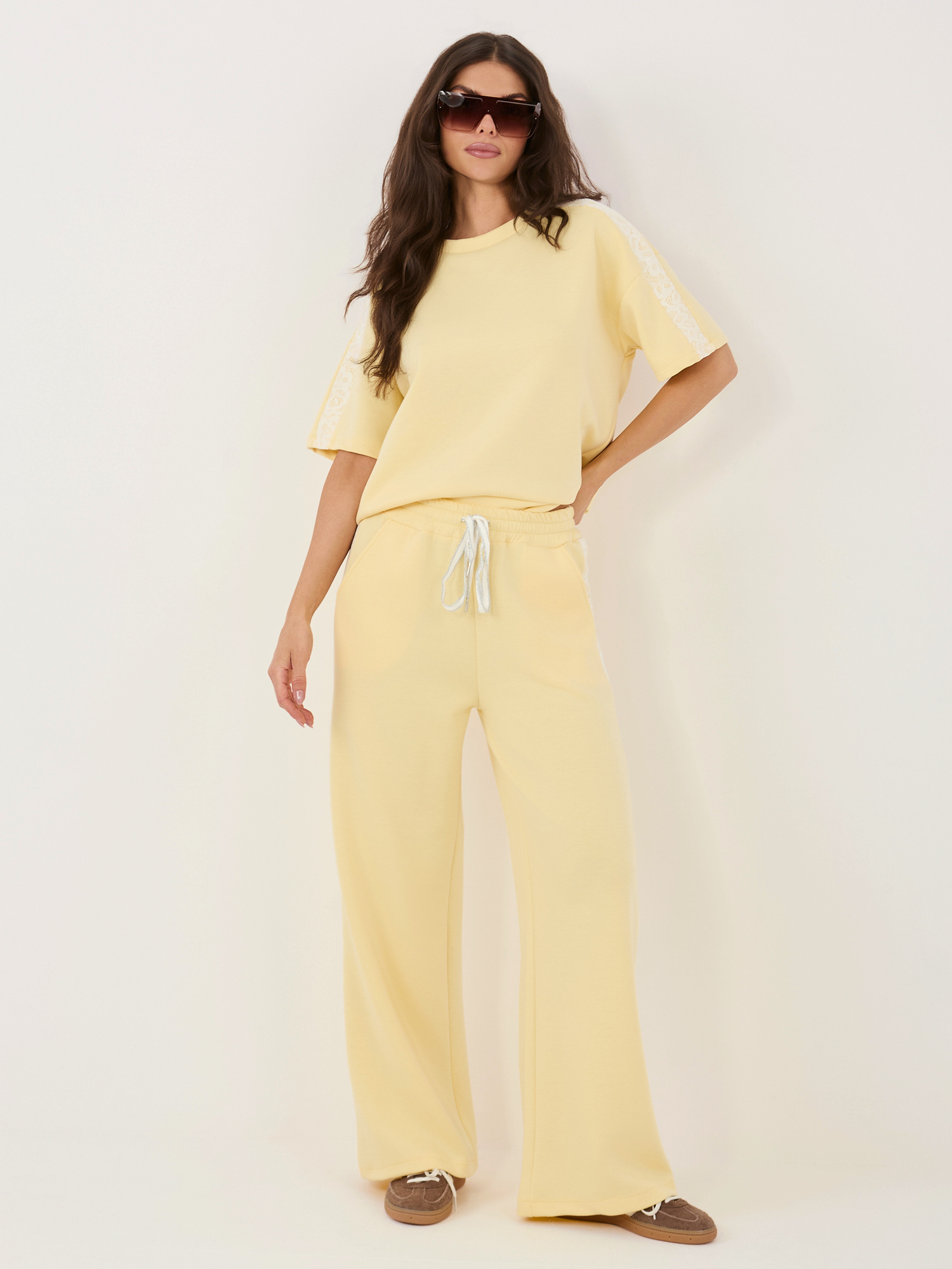 Jasnożółte dresowe spodnie z koronkowymi lampasami