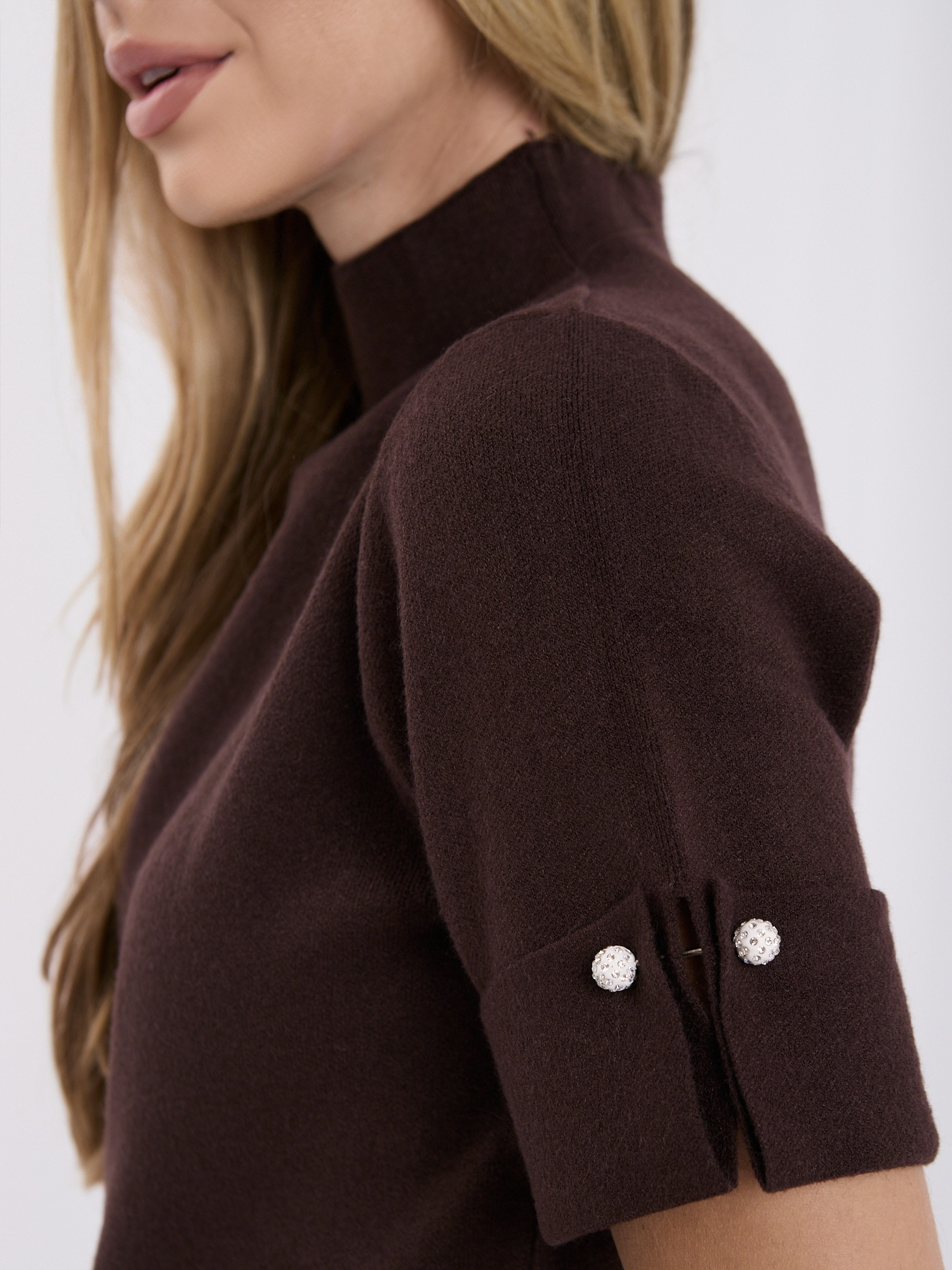 Brązowy elegancki sweter z krótkimi rękawami