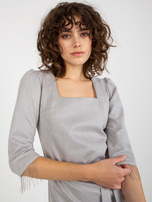 Hurtownia Szara sukienka koktajlowa z ozdobnymi frędzlami 