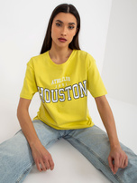 Hurtownia Ciemnożółty luźny damski t-shirt z napisem 