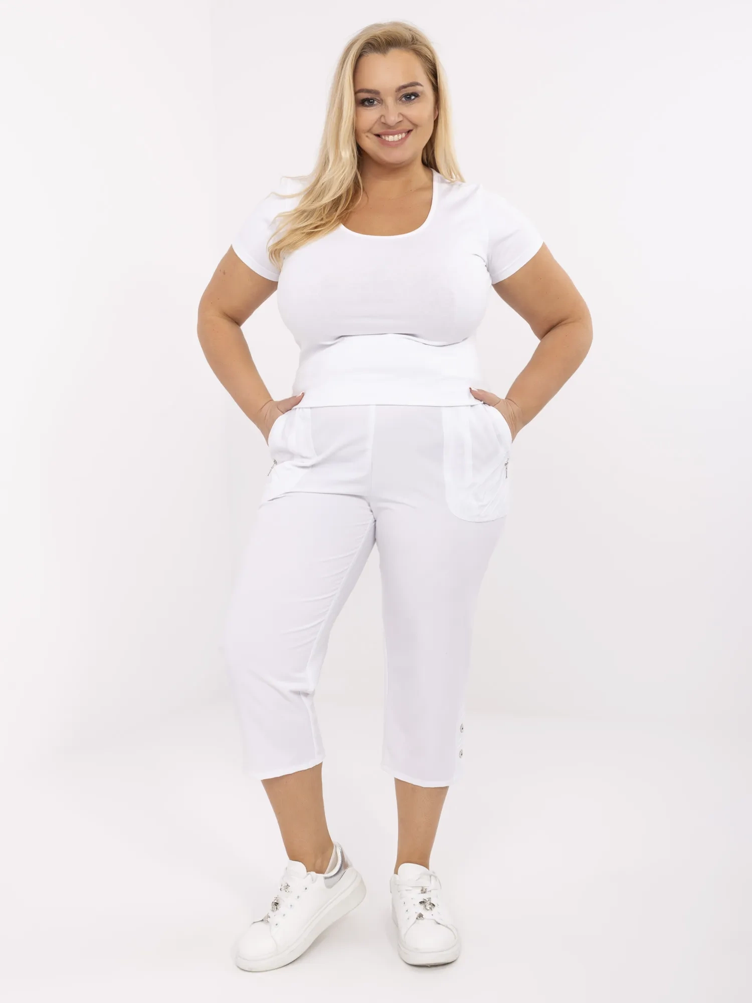 Białe spodnie 3/4 plus size z guzikami na nogawkach