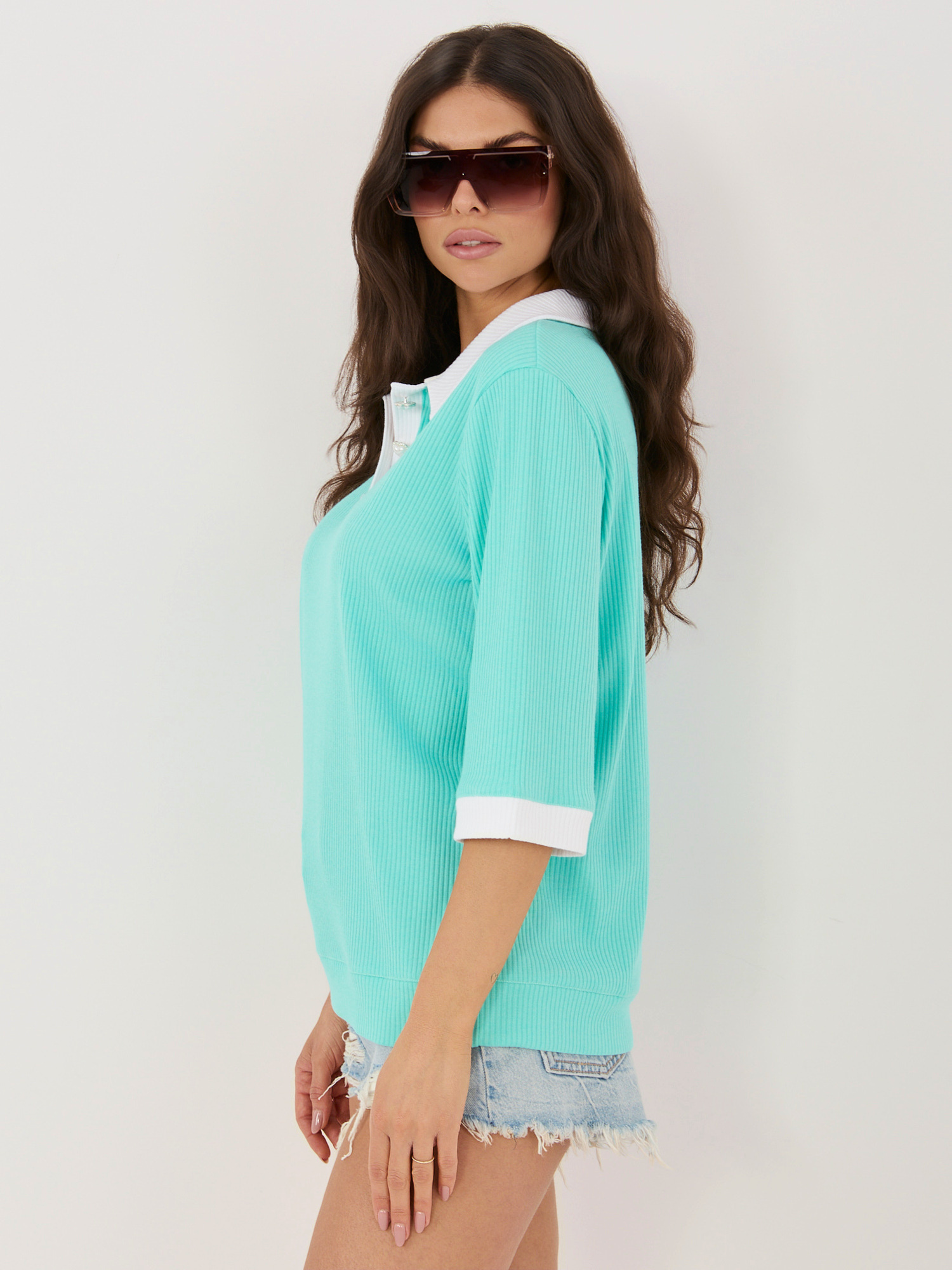 Miętowa luźna bluzka z guzikami przy dekolcie