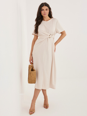 Jasnobeżowa letnia sukienka z ozdobnym detalem