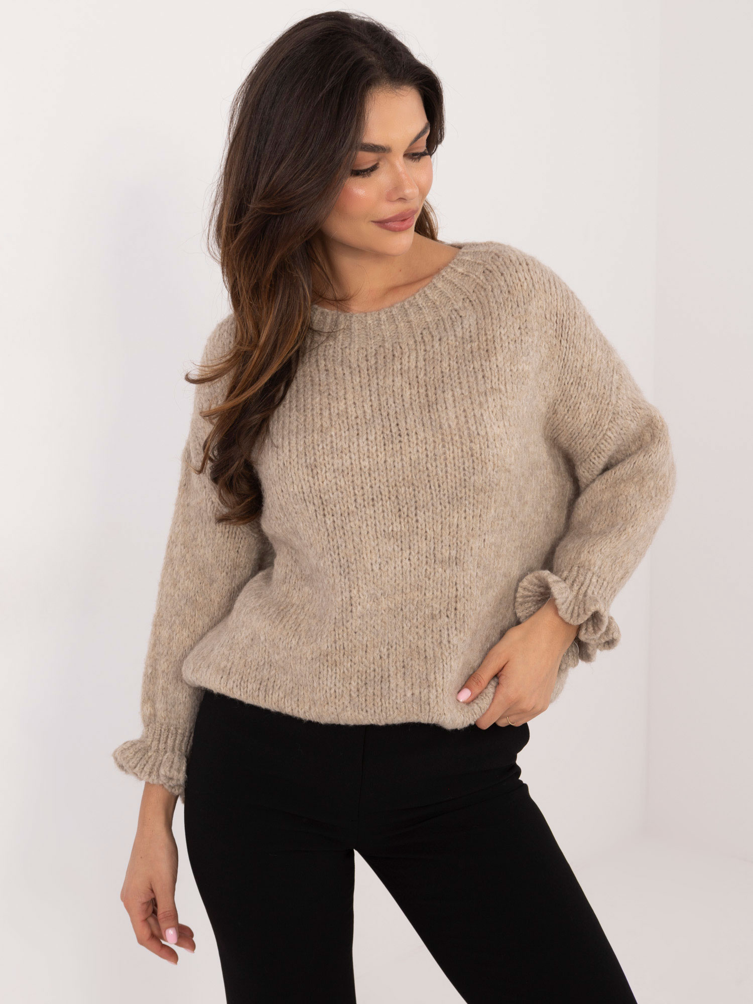 Hurt Beżowy sweter oversize z falbankami przy rękawach