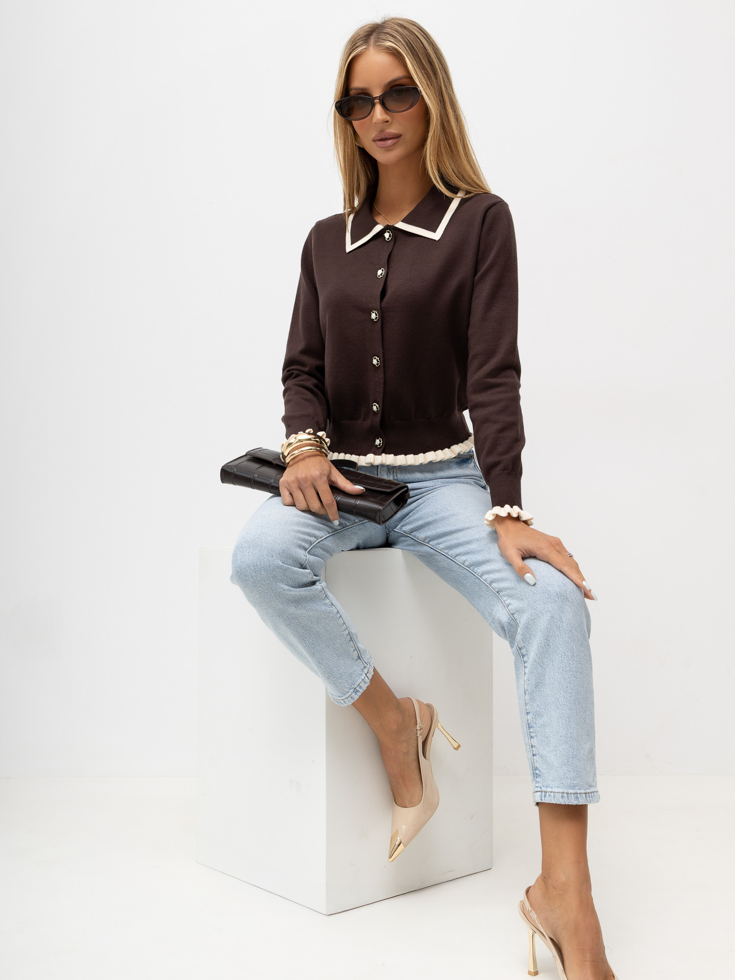 Brauner eleganter Cardigan mit Rüschen.