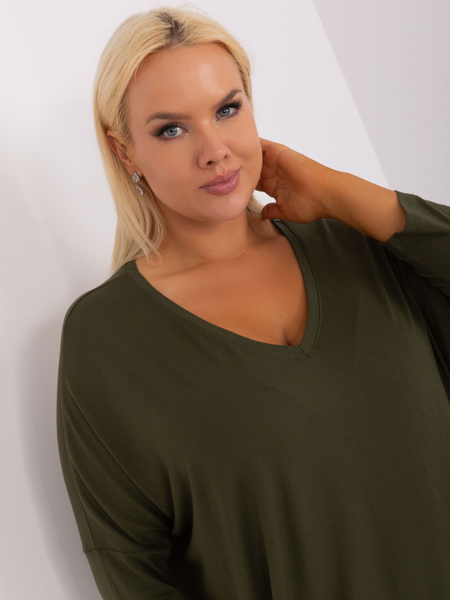 Hurt Khaki bluzė plus size bazinė su V formos iškirpte.