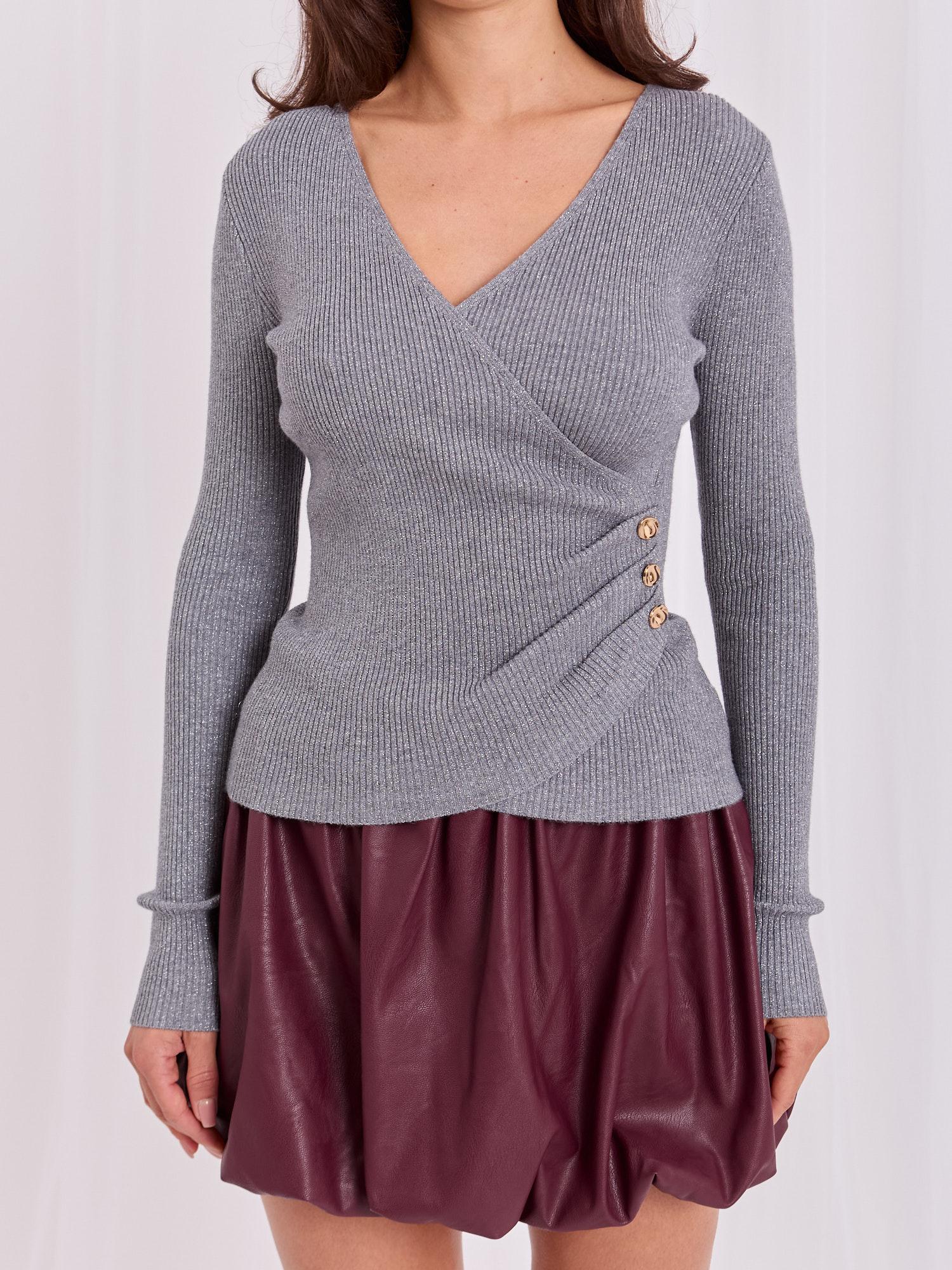 Dunkelgrauer eleganter Pullover mit glitzerndem Faden.