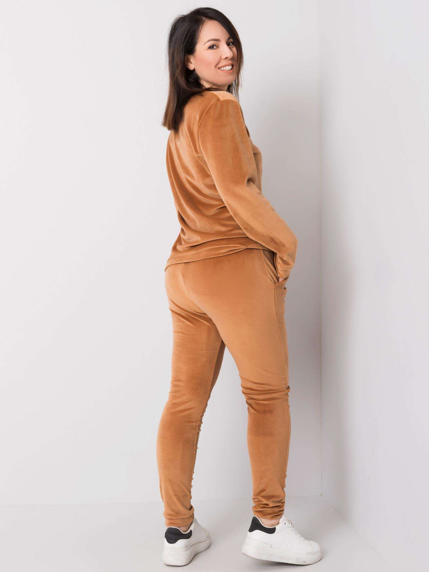 Kamelinis veliūrinis plus size komplektas Jeanne.