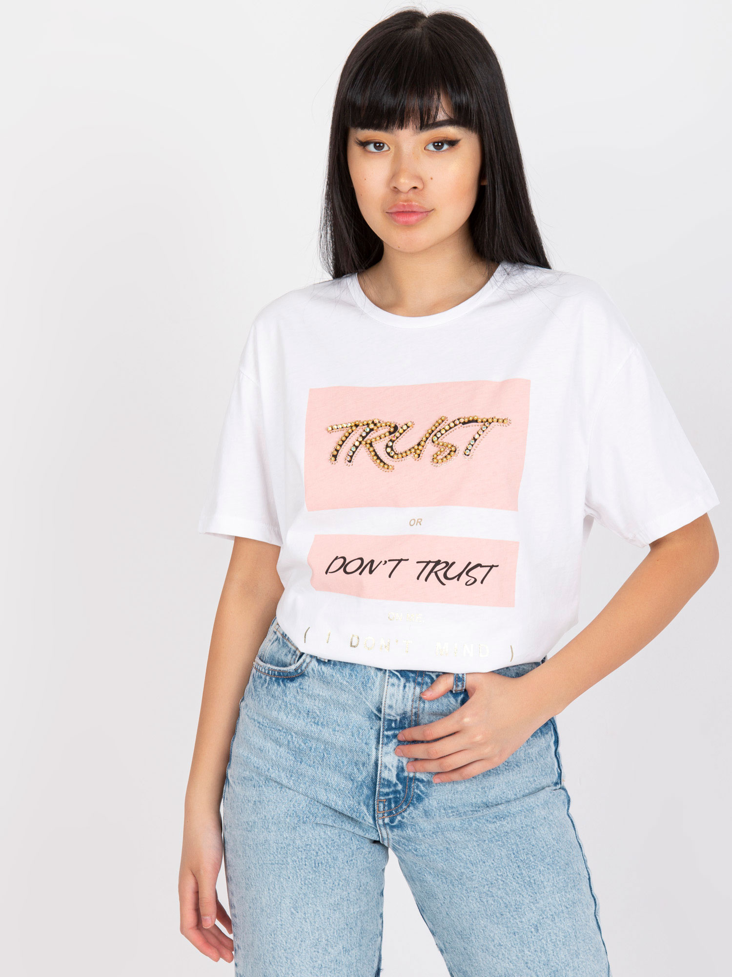 Bielý oversized tričko s aplikáciou a potlačou.