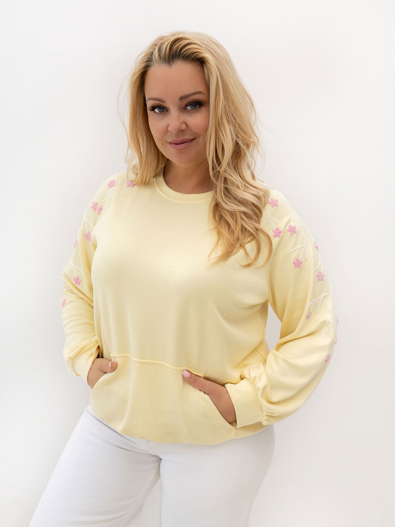 Jasnožuta ženska dukserica plus size bez kapuljače.