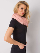 Brudnoróżowa chusta w grochy