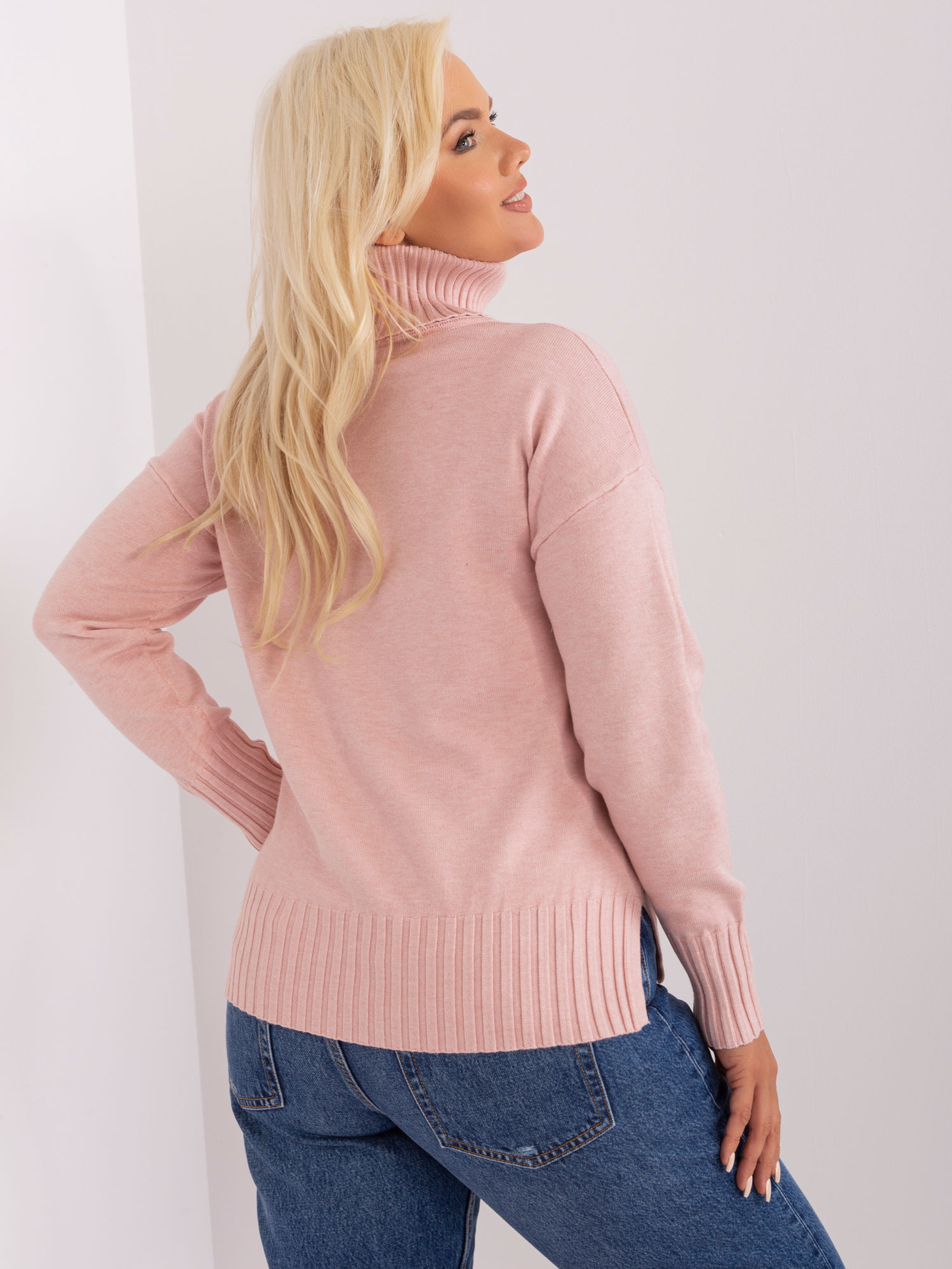 Jasnoróżowy sweter plus size ze ściągaczami