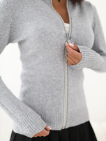 Grau eleganter Pullover mit dekorativem Reißverschluss.