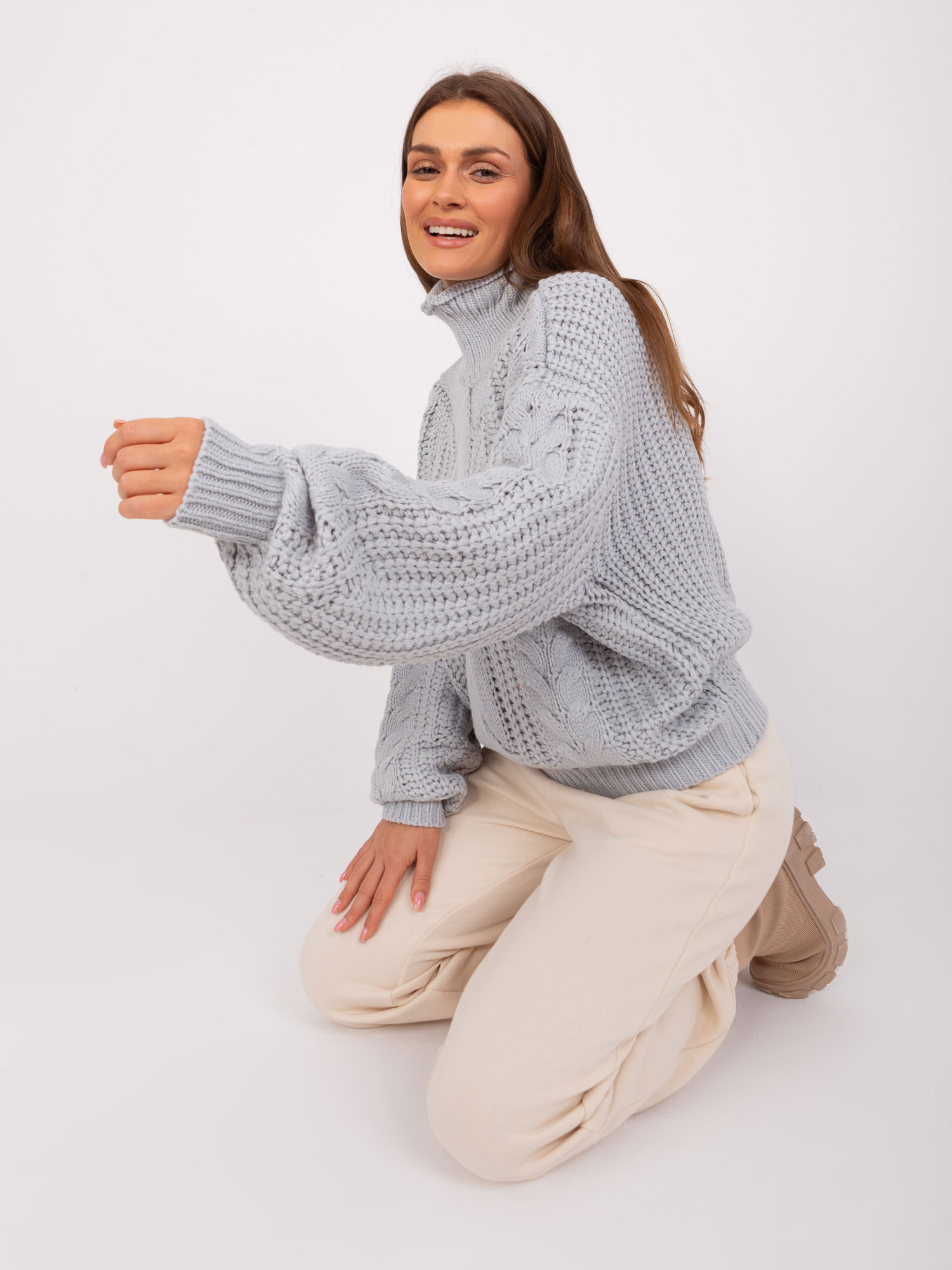 Szary damski sweter oversize z golfem