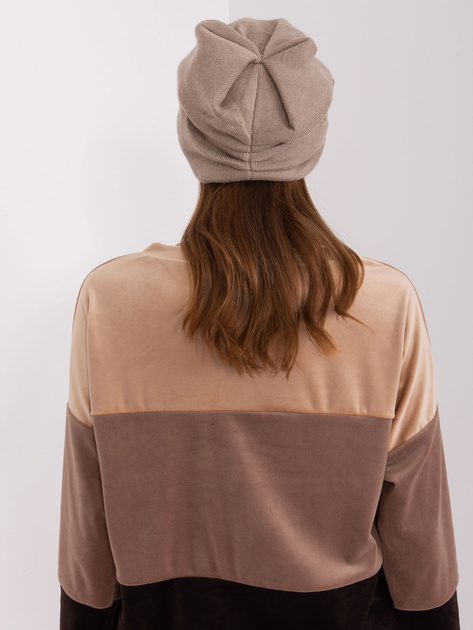 Hurtownia Ciemnobeżowa damska czapka z dzianiny