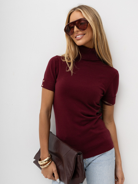 Bordový sveter s ozdobnými gombíkmi na rukávoch.