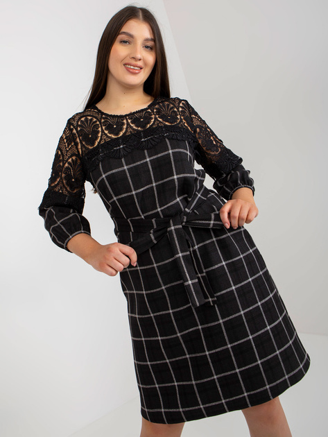 Hurt Czarna rozkloszowana sukienka plus size w kratę z koronką