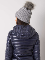 Graue Wintermütze mit Applikation.