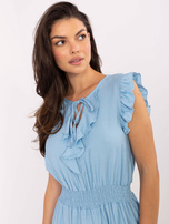 Helles blaues Kleid mit Rüschen an den Ärmeln.