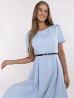 Himmelblaues, ausgestelltes Kleid für eine Hochzeit.