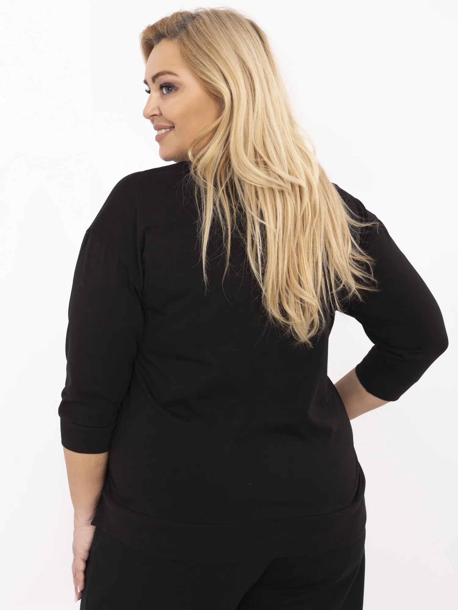 Černá casualová blůza plus size s aplikacemi.