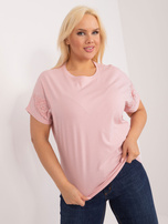 Hurt Jasnoróżowa bluzka plus size z kwiatową aplikacją