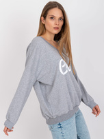 Szaro-biała bluza oversize z nadrukiem i dekoltem w serek 
