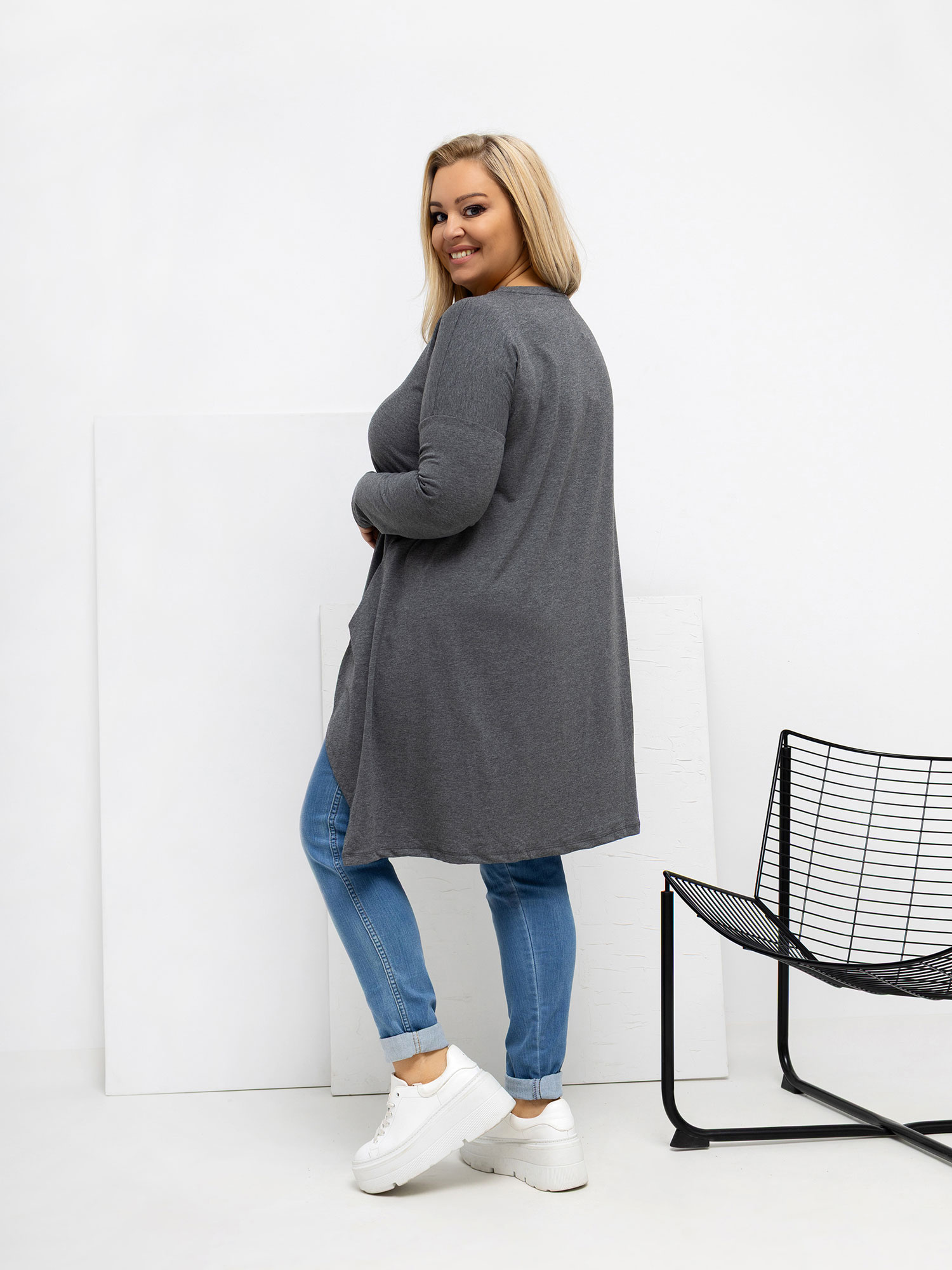 Tmavě šedá blůza plus size s delším zadním dílem.