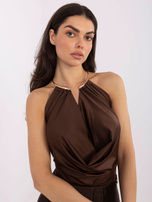 Brązowe body z ozdobnym naszyjnikiem